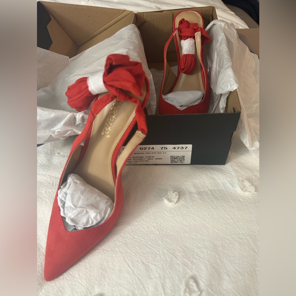 Red pumps suede heels!